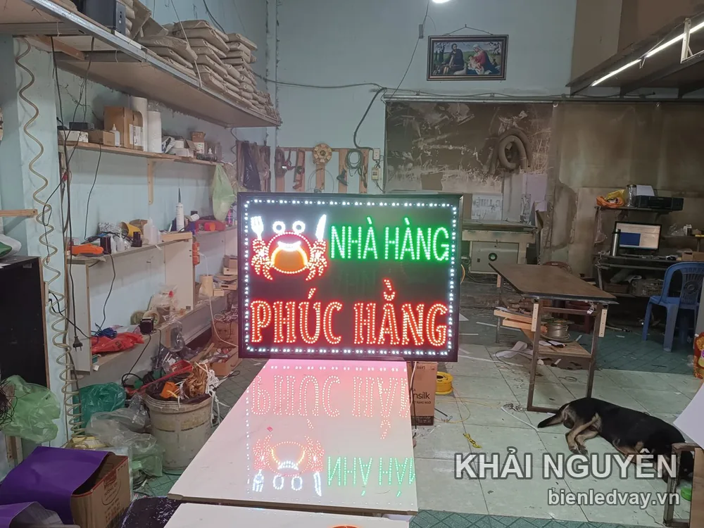 Biển vẫy LED Nhà Hàng Phúc Hằng chữ xanh lá và đỏ kèm hình con cua