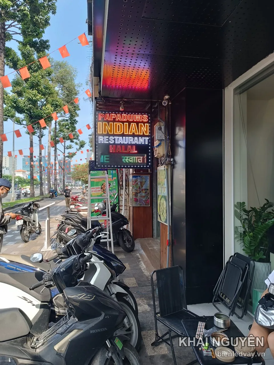 Papadums Indian Restaurant Halal - biển vẫy LED chữ đỏ cam trắng nền đen
