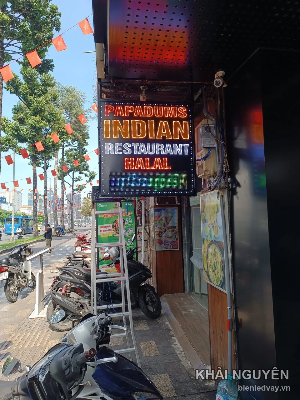 Biển vẫy Papadums Indian Restaurant Halal nhìn từ dưới lên