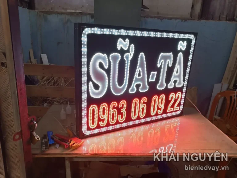 Biển vẫy LED ruồi Sữa Tã với chữ trắng, đỏ và viền sáng