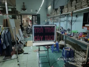 Biển LED chữ TRÁI CÂY TƯƠI đang thử sáng trong xưởng