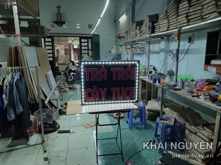 Biển LED chữ TRÁI CÂY TƯƠI đang thử sáng trong xưởng